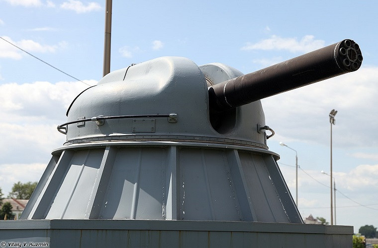 Theo bảng xếp hạng của hãng thông tấn RIA Novosti của Nga thực hiện, tổ hợp pháo phòng không cao tốc AK-630M được vinh danh là vũ khí đa nòng có tốc độ bắn nhanh nhất thế giới và là “ lá chắn tên lửa” bất khả chiến bại trên biển. Với 6 nòng pháo cỡ nòng 30mm AK-630M có tốc độ bắn lên đến 5.000 phát/phút. Nguồn ảnh: Wikimedia.