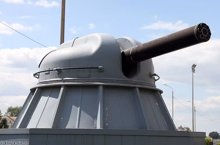 Theo bảng xếp hạng của hãng thông tấn RIA Novosti của Nga thực hiện, tổ hợp pháo phòng không cao tốc AK-630M được vinh danh là vũ khí đa nòng có tốc độ bắn nhanh nhất thế giới và là “ lá chắn tên lửa” bất khả chiến bại trên biển. Với 6 nòng pháo cỡ nòng 30mm AK-630M có tốc độ bắn lên đến 5.000 phát/phút. Nguồn ảnh: Wikimedia.