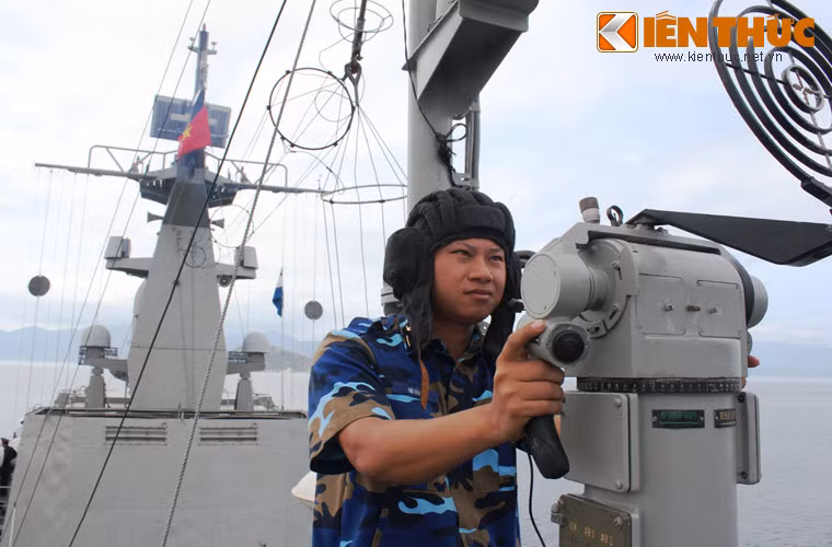 Sơ tốc đầu nòng của đạn 30mm được AK-630 bắn đi vào khoảng 875 mét/giây. Tầm bắn của loại vũ khí này tối đa là 5.000 mét. AK-630 có khả năng xoay 360 độ quanh thân, nòng pháo có thể nâng tối đa lên góc cao tới 180 độ. Đây là một khẩu pháo có tầm phủ cực rộng so với các loại hải pháo thông thường khác.