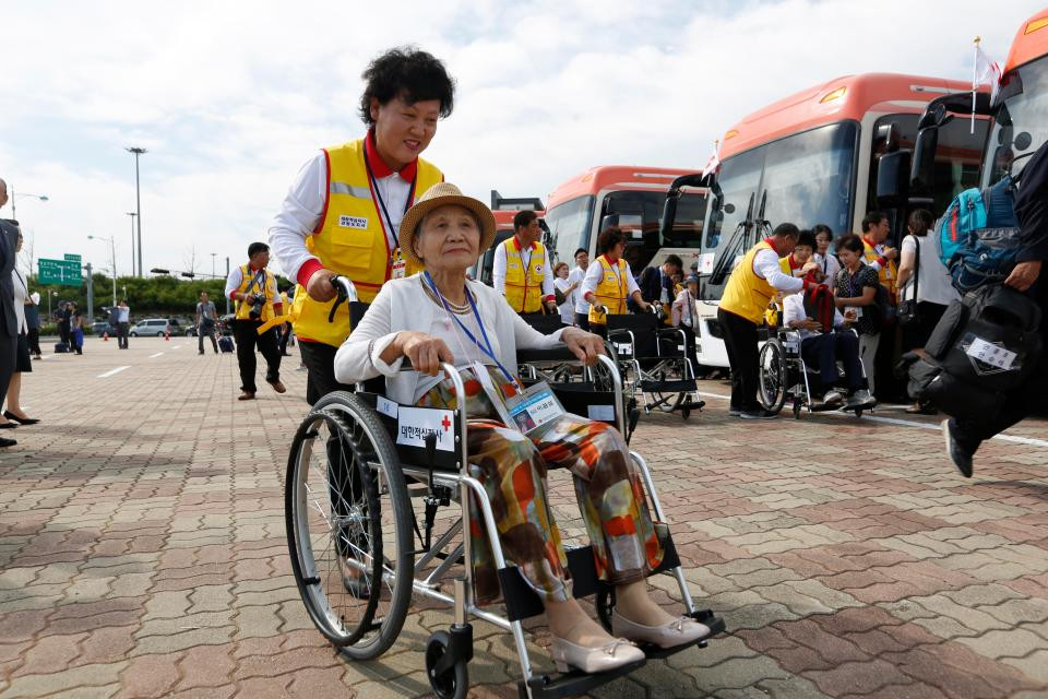 Hành trình tới Triều Tiên dự cuộc đoàn tụ gia đình ly tán - Hình 7 Hanh trinh toi Trieu Tien du cuoc doan tu gia dinh ly tan-Hinh-7