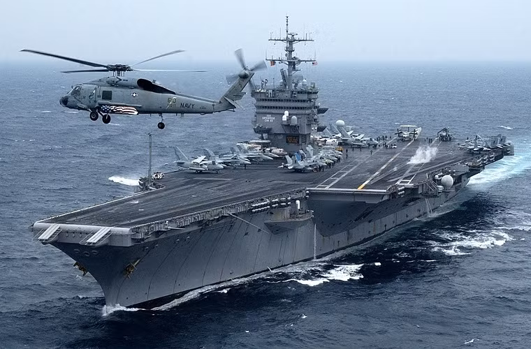 Tàu sân bay hạt nhân USS Enterprise có độ giãn nước khi đầy tải lên tới 94.781 tấn, độ dài lên tới 342 mét, sườn ngang 40,5 mét, mớn nước 12 mét. Khi còn hoạt động con tàu này cần tới thủy thủ đoàn 5.800 người, trong đó có 3.000 thủy thủ và sỹ quan chỉ huy tàu, 1.800 nhân viên Không quân Hải quân trong đó có 250 phi công và 1.550 nhân viên hỗ trợ bay. Nguồn ảnh: stmed.net.