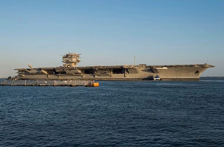 Việc “rã xác” tàu USS Enterprise luôn là vấn đề phức tạp và gian nan với Lầu Năm Góc. Hải quân Mỹ ban đầu dự tính quá trình này sẽ tiêu tốn khoảng 500-750 triệu USD, nhưng con số này vọt lên mức hơn một tỷ USD trong đánh giá vào năm 2013. Hàng loạt khó khăn buộc hải quân Mỹ nhiều lần trì hoãn thời điểm bắt đầu tháo dỡ, trong khi xác tàu USS Enterprise vẫn nằm phơi mưa nắng tại bang Virginia. Nguồn ảnh: stmed.net.