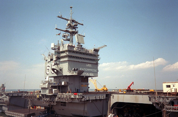  Hải quân Mỹ đưa USS Enterprise vào trạng thái niêm cất từ năm 2012 và chính thức loại biên vào tháng 2/2017, kết thúc hơn 50 năm vận hành con tàu. Tập đoàn Newport News Shipbuilding chỉ mới hoàn thành công đoạn vô hiệu hóa, gồm tháo các thanh nhiên liệu hạt nhân, vũ khí và trang thiết bị của tàu vào tháng 4 năm nay. Nguồn ảnh: Wikipedia.