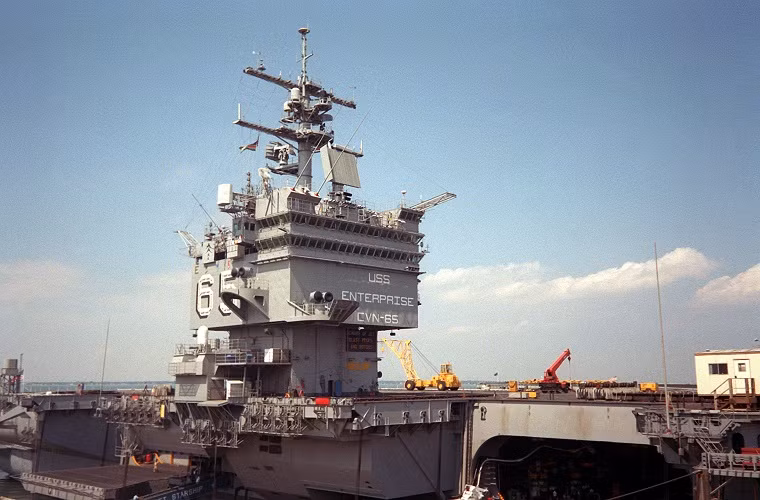  Hải quân Mỹ đưa USS Enterprise vào trạng thái niêm cất từ năm 2012 và chính thức loại biên vào tháng 2/2017, kết thúc hơn 50 năm vận hành con tàu. Tập đoàn Newport News Shipbuilding chỉ mới hoàn thành công đoạn vô hiệu hóa, gồm tháo các thanh nhiên liệu hạt nhân, vũ khí và trang thiết bị của tàu vào tháng 4 năm nay. Nguồn ảnh: Wikipedia.