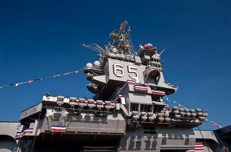 Trước đây, việc tháo dỡ các chiến hạm chạy bằng năng lượng hạt nhân thường được hải quân Mỹ tiến hành ở nhà máy Puget Sound ở bang Washington. Cơ sở này có lợi thế nằm gần bãi chất thải hạt nhân Hanford của Bộ Năng lượng Mỹ, giúp đơn giản hóa và giảm thiểu rủi ro trong quá trình vận chuyển lò phản ứng của USS Enterprise. Nguồn ảnh: stmed.net.