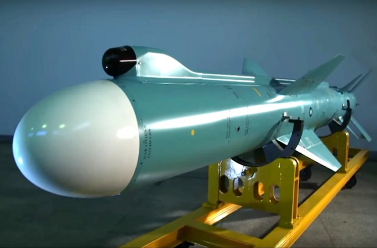 Có thể thông tin này đối với giới chức quân sự Bắc Kinh không phải là mới nhưng xét trên phương diện truyền thông quốc tế nó có tác động không nhỏ đến kế hoạch phát triển bền vững mà Trung Quốc luôn muốn hướng đến, và ở trong kế hoạch này không thể có chỗ cho các tên lửa Đài Loan đang ngày đêm hướng về các trung tâm kinh tế như Hong Kong, Thượng Hải và một số tỉnh như Quảng Đông và Chiết Giang. Trong ảnh là tên lửa hành trình Hsiung Feng IIE do Đài Loan tự phát triển. Nguồn ảnh: Kanwa Defense Review.