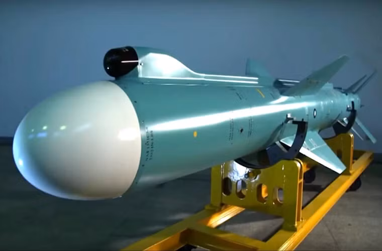 Có thể thông tin này đối với giới chức quân sự Bắc Kinh không phải là mới nhưng xét trên phương diện truyền thông quốc tế nó có tác động không nhỏ đến kế hoạch phát triển bền vững mà Trung Quốc luôn muốn hướng đến, và ở trong kế hoạch này không thể có chỗ cho các tên lửa Đài Loan đang ngày đêm hướng về các trung tâm kinh tế như Hong Kong, Thượng Hải và một số tỉnh như Quảng Đông và Chiết Giang. Trong ảnh là tên lửa hành trình Hsiung Feng IIE do Đài Loan tự phát triển. Nguồn ảnh: Kanwa Defense Review.