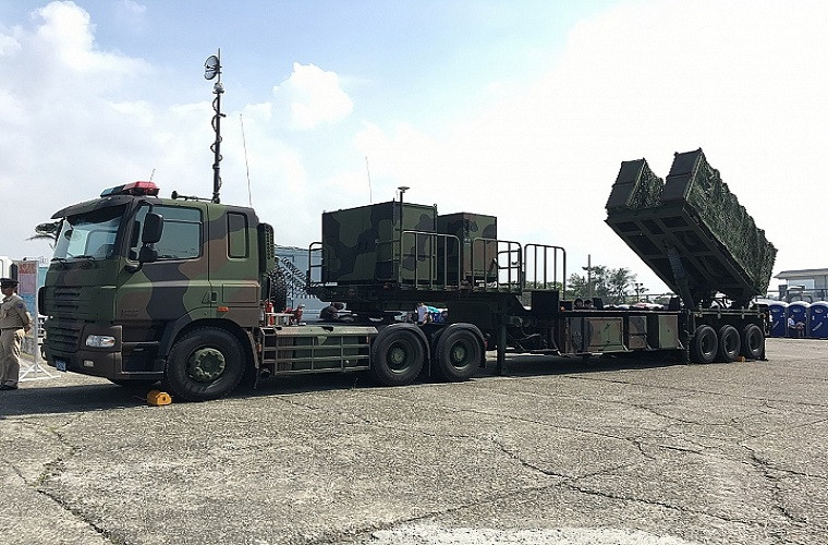 Vị chuyên gia này cũng thừa nhận rằng khả năng các tên lửa Đài Loan bay tới được các mục tiêu nằm sâu bên trong lãnh thổ Trung Quốc là điều hoàn toàn có thể xảy ra. Và con số tên lửa Hsiung Feng IIE mà Đài Bắc đang nắm giữ vẫn là một ẩn số đối với Bắc Kinh, do đó còn quá sớm để có thể nhận định “nắm đấm thép” này của Đài Bắc sẽ vô dụng trước hệ thống phòng thủ tên lửa của Trung Quốc. Nguồn ảnh: Asia Times.