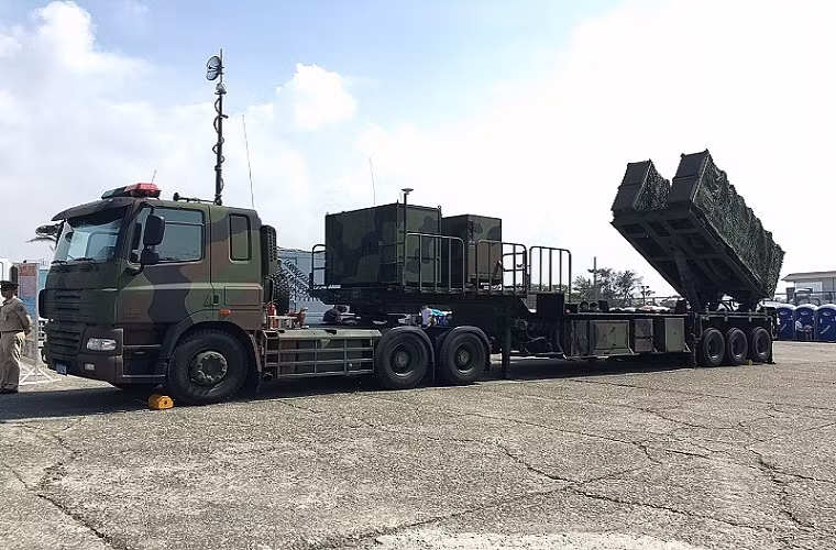 Vị chuyên gia này cũng thừa nhận rằng khả năng các tên lửa Đài Loan bay tới được các mục tiêu nằm sâu bên trong lãnh thổ Trung Quốc là điều hoàn toàn có thể xảy ra. Và con số tên lửa Hsiung Feng IIE mà Đài Bắc đang nắm giữ vẫn là một ẩn số đối với Bắc Kinh, do đó còn quá sớm để có thể nhận định “nắm đấm thép” này của Đài Bắc sẽ vô dụng trước hệ thống phòng thủ tên lửa của Trung Quốc. Nguồn ảnh: Asia Times.