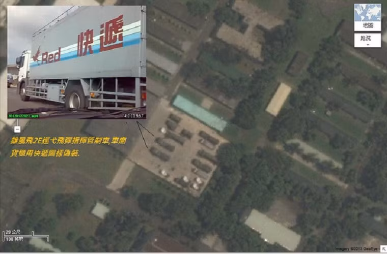 Việc sử dụng đa nền tảng phóng cũng tạo ra lợi thế nhất định cho Hsiung Feng IIE khi các hệ thống phóng của nó trở nên khó phát hiện hơn, Quân đội Đài Loan có thể dễ dàng che giấu hoặc triển khai các hệ thống phóng này đến bất kỳ đâu mà họ muốn trong vòng vài giờ. Thậm chí từng có thông tin cho rằng, các hệ thống Hsiung Feng IIE được Đài Loan ngụy trang thành các xe hàng đường dài bố trí dọc hòn đảo này. Nguồn ảnh: Deagel.com.