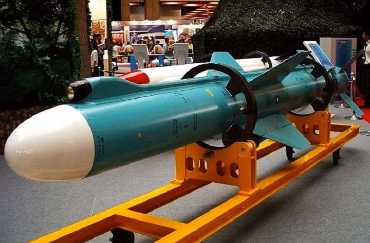 Tên lửa Hsiung Feng IIE (Hùng Phong II) là một trong ba dòng tên lửa hành trình chống hạm Hsiung Feng do Viện Khoa học và Công nghệ Trung Sơn phát triển cho Quân đội Đài Loan, phía Đài Loan cũng chưa từng công bố rộng rãi các tính năng kỹ chiến thuật của loại tên lửa này. Nguồn ảnh: Inkstone.