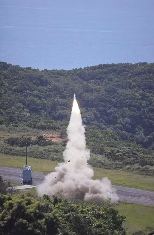 Ở phía ngược lại, Đài Loan hoàn toàn có thể triển khai một đợt tấn công bằng tên lửa Hsiung Feng IIE từ một con đường cao tốc nào đó chạy dọc phía Tây hòn đảo này với mục tiêu là các cơ sở hạ tầng kinh tế quan trọng của Bắc Kinh (từ 5-10 mục tiêu), thiệt hại của các đòn tấn công này cơ bản mà nói sẽ không nhiều nhưng nó cũng sẽ tác động không nhỏ đến nền kinh tế lớn thứ 2 thế giới. Nguồn ảnh: Asia Times.