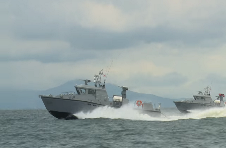 Về các tàu MPAC của Hải quân Philippines chúng có tầm hoạt động khoảng 500km với tốc độ hành trình tối đa 40-45 hải lý/giờ, thủy thủ đoàn của nó gồm 5 người và có thể chở theo tối đa 16 binh sĩ cùng đầy đủ trang bị. Để giảm trọng lượng của tàu nên thân MPAC được làm vật liệu nhôm tổng hợp, điều này giúp tàu chạy nhanh hơn nhưng cũng khiến nó không có khả năng phòng vệ trước các loại vũ khí hạng nặng. Nguồn ảnh: Hải quân Philippines.