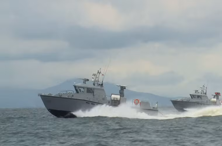 Về các tàu MPAC của Hải quân Philippines chúng có tầm hoạt động khoảng 500km với tốc độ hành trình tối đa 40-45 hải lý/giờ, thủy thủ đoàn của nó gồm 5 người và có thể chở theo tối đa 16 binh sĩ cùng đầy đủ trang bị. Để giảm trọng lượng của tàu nên thân MPAC được làm vật liệu nhôm tổng hợp, điều này giúp tàu chạy nhanh hơn nhưng cũng khiến nó không có khả năng phòng vệ trước các loại vũ khí hạng nặng. Nguồn ảnh: Hải quân Philippines.