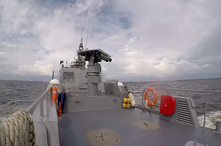 Về Typhoon MLS-ER, hệ thống vũ khí này gồm một bệ phóng tên lửa mang theo bốn tên lửa dẫn đường Spike-ER có tầm bắn lên đến 8.000 mét, cùng với đó là cảm biến và hệ thống kiểm soát hỏa lực đi kèm. Còn tên lửa Spike-ER có thể được sử dụng cho nhiệm vụ chống hạm lẫn chống tăng. Nguồn ảnh: Hải quân Philippines.