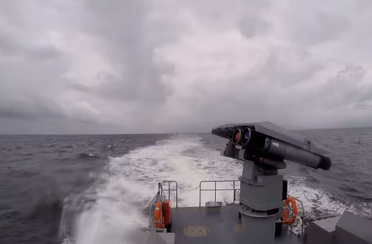 Trọng lượng của mỗi quả Spike-ER vào khoảng 34kg với khả năng xâm nhập lớp giáp bằng thép cán dày tới 1.000mm. Spike-ER còn được trang bị một đầu dẫn quang điện cho phép tấn công chính xác mục tiêu với sai số thấp nhất. Nguồn ảnh: Hải quân Philippines.