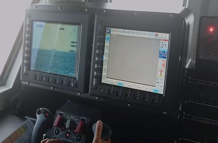 Đối với hệ thống vũ khí trên MPAC Mk 3, chúng được tự động hóa gần như hoàn toàn và chỉ cần tới một binh sĩ để điều khiển cho cả hai tổ hợp vũ khí tên lửa và súng máy. Tuy nhiên, chúng vẫn có thể được điều khiển riêng lẻ khi cần. Nguồn ảnh: Hải quân Philippines.