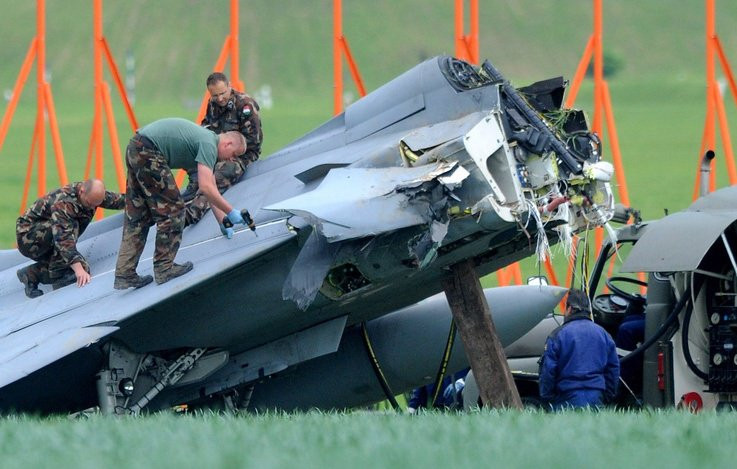 Cũng theo các nhà chức trách Thụy Điển, ngay sau va chạm phi công chiếc JAS 39 Gripen đã ngay lập tức thoát ky khỏi máy bay và được lực lượng cứu hộ tìm thấy ngay sau đó, trong tình trạng sức khỏe ổn định. Nguồn ảnh: hungarianambiance.com.