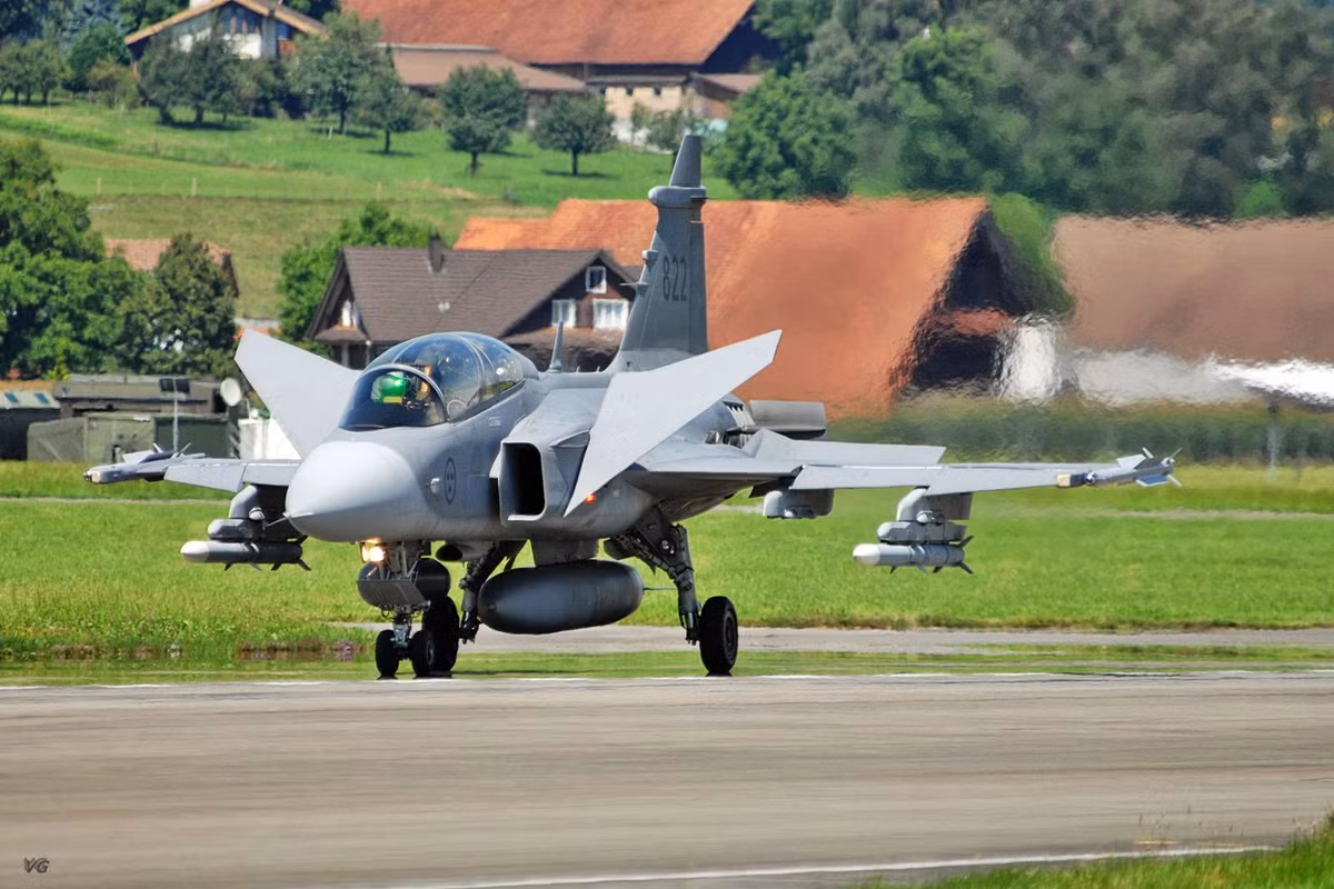 Chiến đấu cơ JAS 39 có phi hành đoàn 1 người (hoặc 2 người với phiên bản JAS 39D). Máy bay có trọng lượng rỗng 6,8 tấn và trọng lượng cất cánh tối đa 14 tấn. Nguồn ảnh: Aviation Analysis Wing.