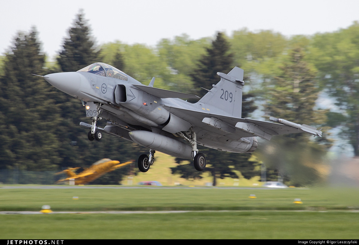 Máy bay JAS 39 dài 14,1 mét, sải cánh rộng 8,4 mét và có diện tích bề mặt cánh đạt 30 mét vuông. Được trang bị 1 động cơ Volvo RM12, chiếc máy bay này có tốc độ tối đa lên tới Mach 2 tương đương với 2204 km/h, bán kính chiến đấu đạt 800 km, tầm bay 3200 km, trần bay 15.200 mét. Nguồn ảnh: Jetphotos.