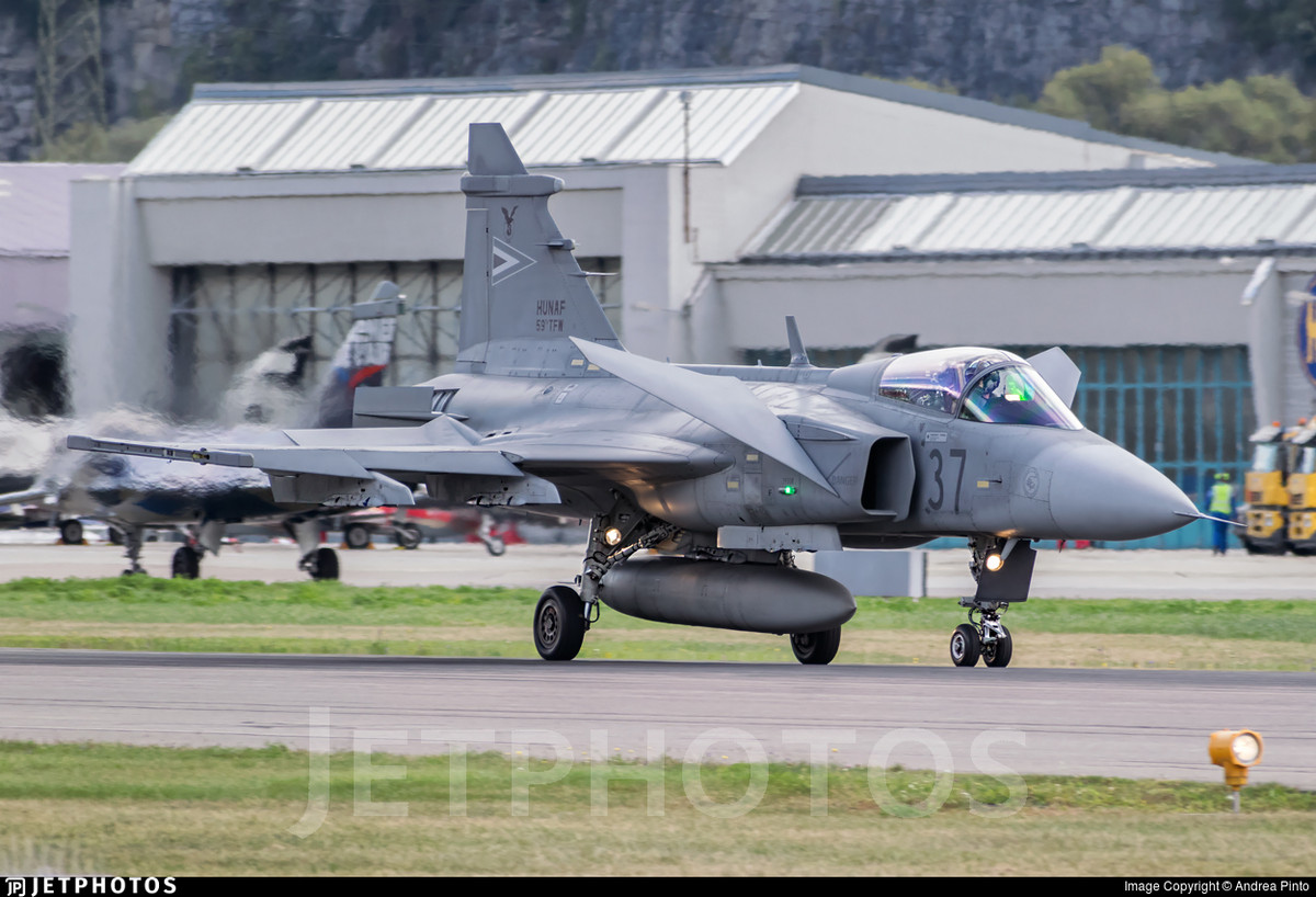 Có giá khoảng 60 triệu USD mỗi chiếc, hiện JAS 39 Gripen đã xuất hiện trong biên chế của lực lượng Không quân Brazil, Cộng Hòa Séc, Hungary, Nam Phi, Thụy Điển, Thái Lan và Anh. Nguồn ảnh: JetPhotos.