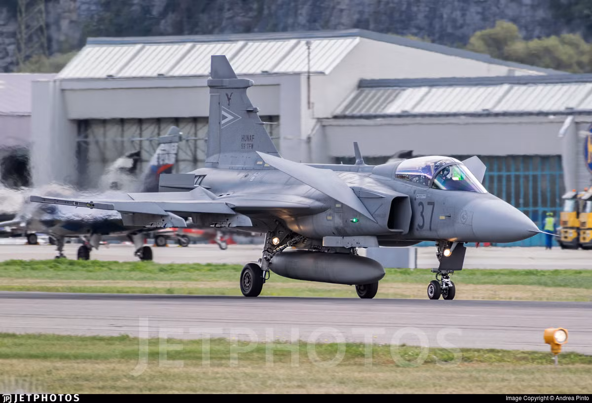 Có giá khoảng 60 triệu USD mỗi chiếc, hiện JAS 39 Gripen đã xuất hiện trong biên chế của lực lượng Không quân Brazil, Cộng Hòa Séc, Hungary, Nam Phi, Thụy Điển, Thái Lan và Anh. Nguồn ảnh: JetPhotos.