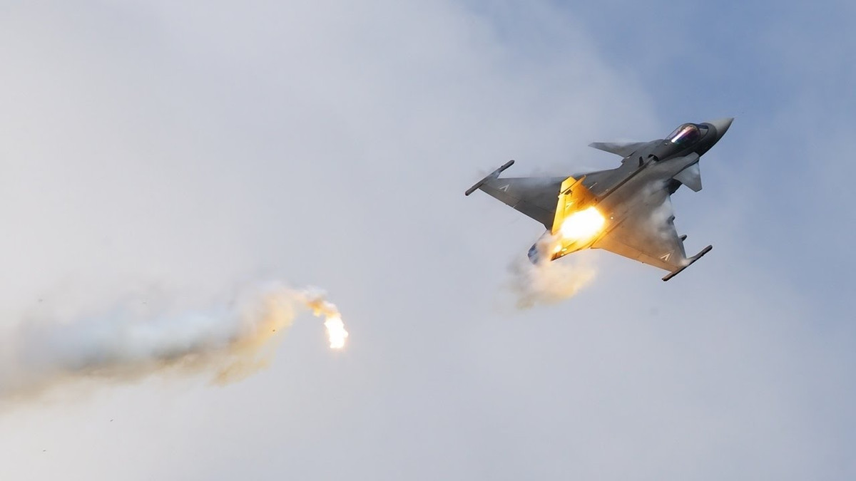 Theo thông báo ban đầu của Không quân Thụy Điển, chiếc JAS 39 Gripen khi đang tham gia bay huấn luyện hôm 21/8 thì lao vào một đàn chim gần vùng Karlskrona. Chiếc tiêm kích đa năng mạnh nhất nhì châu Âu nhanh chóng bị “kẻ thù” tự nhiên hạ gục và rơi ngay sau đó. Nguồn ảnh: Fighter Jets World