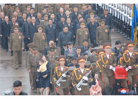 Chu tich Kim Jong-un doi mua du tang le nguyen soai quan doi-Hinh-2