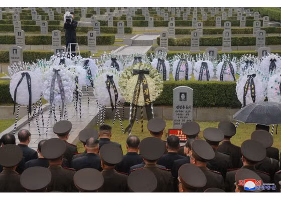 Chu tich Kim Jong-un doi mua du tang le nguyen soai quan doi-Hinh-5