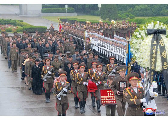 Chu tich Kim Jong-un doi mua du tang le nguyen soai quan doi