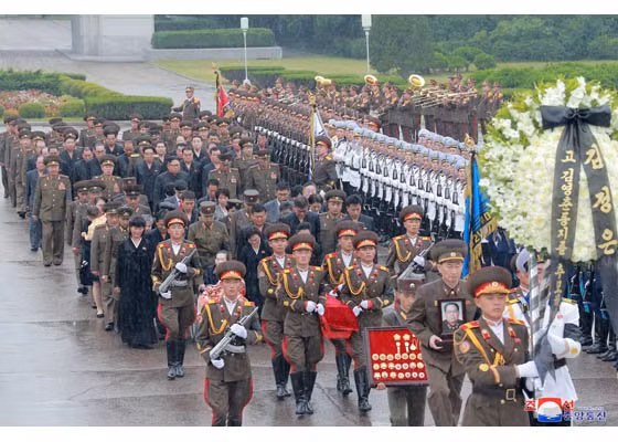 Chu tich Kim Jong-un doi mua du tang le nguyen soai quan doi