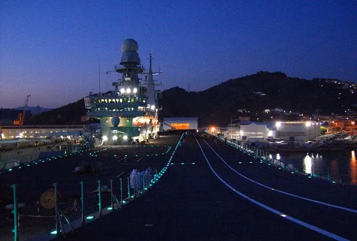 Tàu có thiết kế đường băng kiểu "nhảy cầu" có thể triển khai hoạt động các tiêm kích AV-8B Harrier.