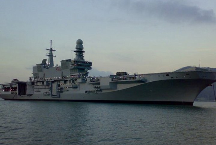 Mặc dù có kích thước khá nhỏ, mang được ít máy bay, tuy nhiên tàu sân bay Cavour lại có thủy thủ đoàn lên tới 1202 người, chưa kể nhân lực phụ trách hoạt động của đội máy bay trên tàu.