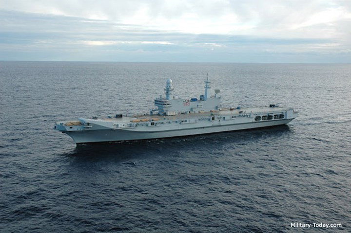 Thực chất khi mới được đóng xong, lượng giãn nước tối đa của tàu sân bay Cavour chỉ đạt 27.900 tấn, sau đợt nâng cấp lớn trước khi được chính thức gia nhập vào biên chế chính thức của Hải quân Italy vào năm 2008 Cavour mới có thể đạt mức 30.000 tấn.