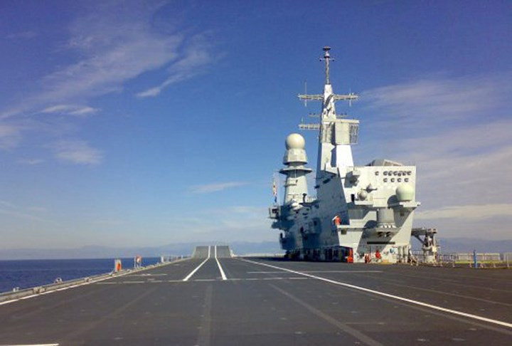 Ngoài ra, tàu sân bay Cavour còn được trang bị 2 khẩu pháo 76/62 mm Strales, 3 khẩu pháo 25/80 mm phòng không.