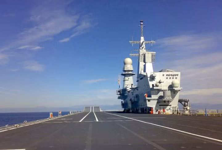 Ngoài ra, tàu sân bay Cavour còn được trang bị 2 khẩu pháo 76/62 mm Strales, 3 khẩu pháo 25/80 mm phòng không.