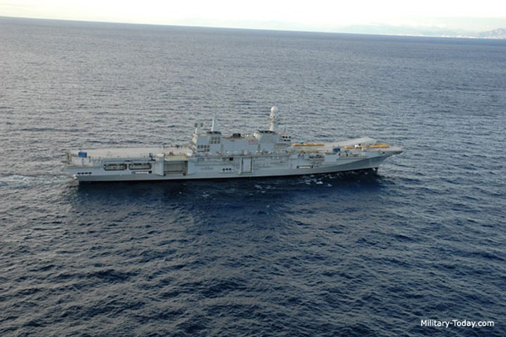 Tàu được trang bị 6 động cơ điện diesel cho phép nó di chuyển với tốc độ tối đa 29 hải lý/h (tương đương với 54 km/h).