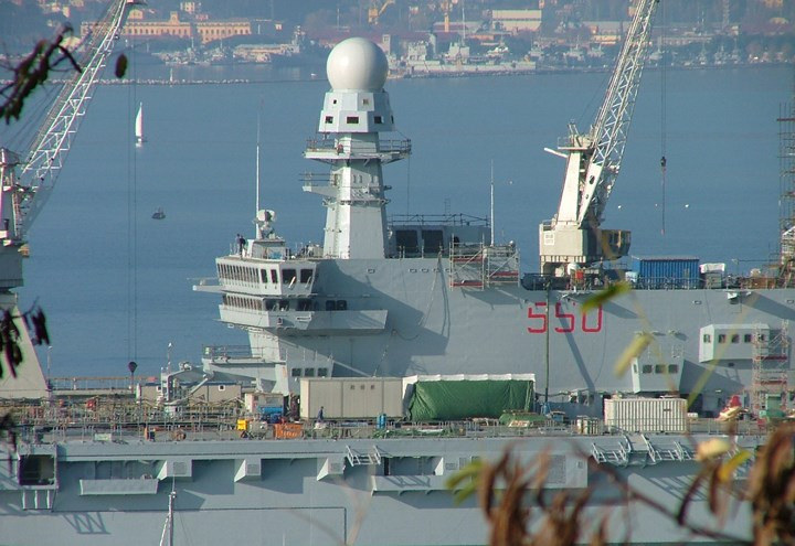 Tàu sân bay này có 2 hệ thống thả bẫy mồi nhử ODLS-H/ODLS.