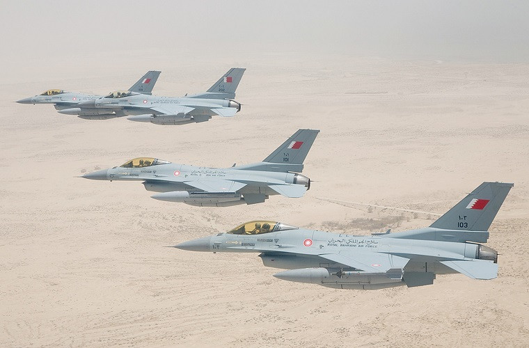 Còn Không quân Bahrain có tổng cộng 102 tiêm kích đánh chặn, trong đó có những loại hiện đại như tiêm kích F-16. 25 máy bay tấn công mặt đất, 25 phi cơ vận tải, 28 máy bay huấn luyện, 29 trực thăng vận tải, 62 trực thăng tấn công. Nguồn ảnh: Defense Arab.