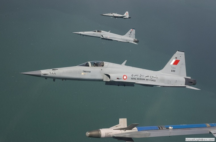 Bahrain có đường bờ biển khoảng 161 km. Họ xây dựng lực lượng hải quân khá mạnh với 11 tàu chiến và 22 tàu tuần tra, trong đó có những chiến hạm cỡ lớn như tàu hộ vệ tên lửa lớp Oliver Hazard Perry lượng choán nước 4.000 tấn được trang bị tên lửa chống hạm Harpoon. Nguồn ảnh: trueblueaviapress.