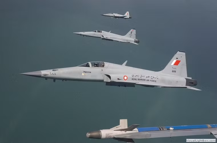 Bahrain có đường bờ biển khoảng 161 km. Họ xây dựng lực lượng hải quân khá mạnh với 11 tàu chiến và 22 tàu tuần tra, trong đó có những chiến hạm cỡ lớn như tàu hộ vệ tên lửa lớp Oliver Hazard Perry lượng choán nước 4.000 tấn được trang bị tên lửa chống hạm Harpoon. Nguồn ảnh: trueblueaviapress.