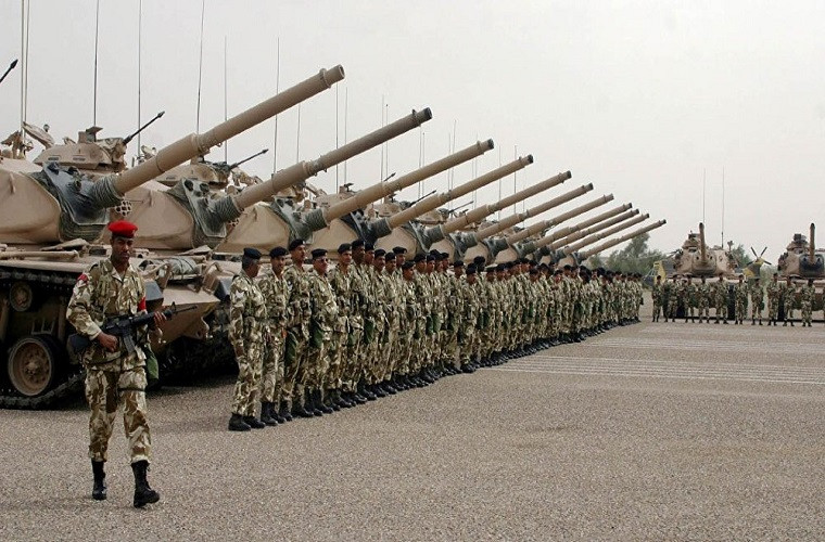 Hiện tại Quân đội Bahrain có trong biên chế 11.600 quân trên tổng số 47.405 người phục vụ trong lĩnh vực quốc phòng, dân số đủ độ tuổi tham gia quân đội của Bahrain là vào khoảng 17.120 người. So với mặt bằng chung trong khu vực tỉ lệ trên thuộc vào hàng trung bình thấp. Nguồn ảnh: Sputnik.