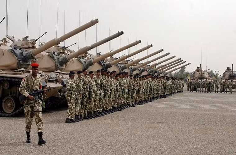 Hiện tại Quân đội Bahrain có trong biên chế 11.600 quân trên tổng số 47.405 người phục vụ trong lĩnh vực quốc phòng, dân số đủ độ tuổi tham gia quân đội của Bahrain là vào khoảng 17.120 người. So với mặt bằng chung trong khu vực tỉ lệ trên thuộc vào hàng trung bình thấp. Nguồn ảnh: Sputnik.