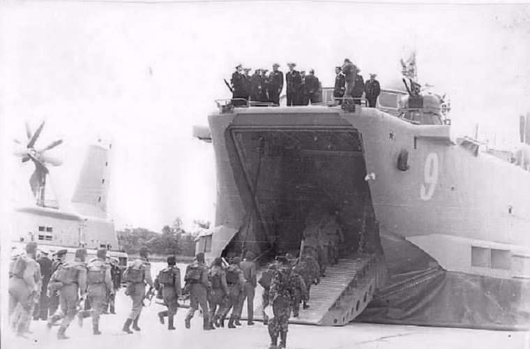 Hải quân Đánh bộ Liên Xô di chuyển lên tàu đổ bộ khí đểm trước khi bước vào khoa mục đổ bộ tại Zapad-81. Nguồn ảnh: Boris Prikhodko.