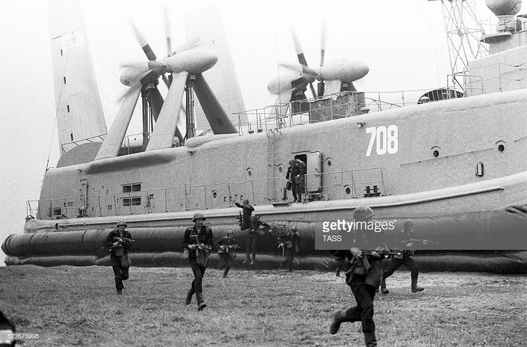 Hải quân Đánh bộ Liên Xô tham gia tập trận đổ bộ từ tàu khí đệm tại Zapad-81. Nguồn ảnh: TASS.