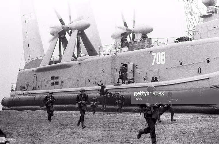 Hải quân Đánh bộ Liên Xô tham gia tập trận đổ bộ từ tàu khí đệm tại Zapad-81. Nguồn ảnh: TASS.