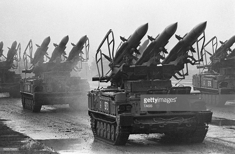 Thậm chí còn có cả sự xuất hiện của các tổ hợp tên lửa phòng không tầm trung 2K12 Kub. Nguồn ảnh: TASS.