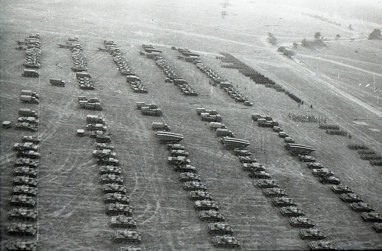 Vũ khí đáng chú ý nhất của Liên Xô xuất hiện trong tập trận Zapad chính là tổ hợp tên lửa chiến lược tầm trung di động RSD-10 Pioneer (NATO gọi là SS-20 Saber), tàu sân bay lớp Kiev và cả Ekranoplan chiến đấu lớp Lun. Nguồn ảnh: LiveJournal.