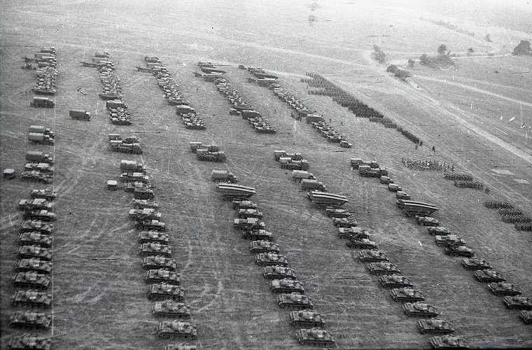 Vũ khí đáng chú ý nhất của Liên Xô xuất hiện trong tập trận Zapad chính là tổ hợp tên lửa chiến lược tầm trung di động RSD-10 Pioneer (NATO gọi là SS-20 Saber), tàu sân bay lớp Kiev và cả Ekranoplan chiến đấu lớp Lun. Nguồn ảnh: LiveJournal.