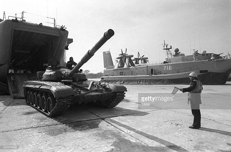 Mỹ và khối Hiệp ước Bắc Đại Tây Dương NATO khi đó đã chỉ trích kịch liệt cuộc tập trận này của Liên Xô và khối Hiệp ước Warsaw, họ cho đó là sự vi phạm Hiệp định Helsinki về giải trừ quân bị, đồng thời đây là hành động khiêu khích vì các khoa mục là tấn công chứ không phải phòng thủ. Nguồn ảnh: TASS.